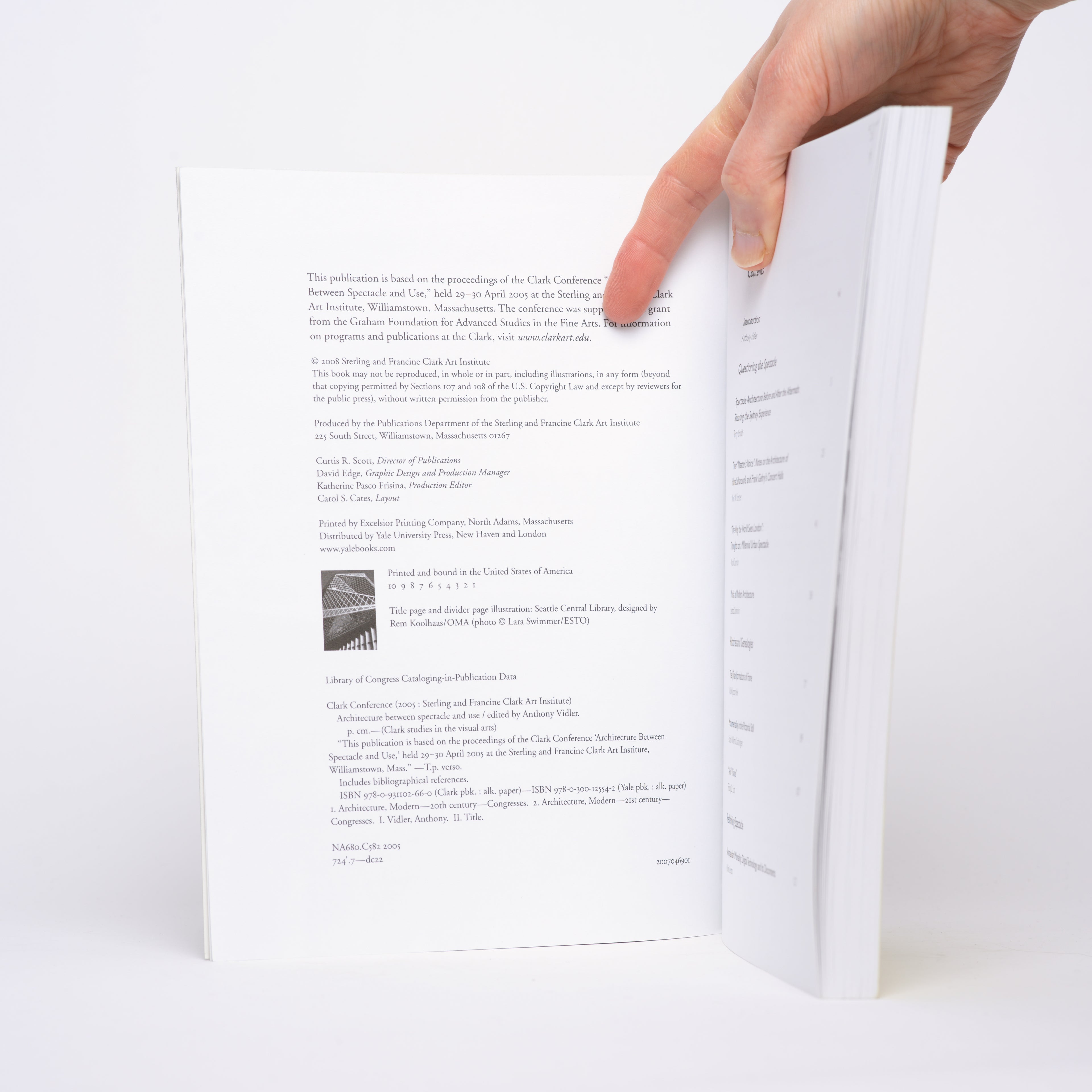 Architecture Between Spectacle and Use (Clark Studies in the Visual Arts) - Vidler, Anthony (editor)