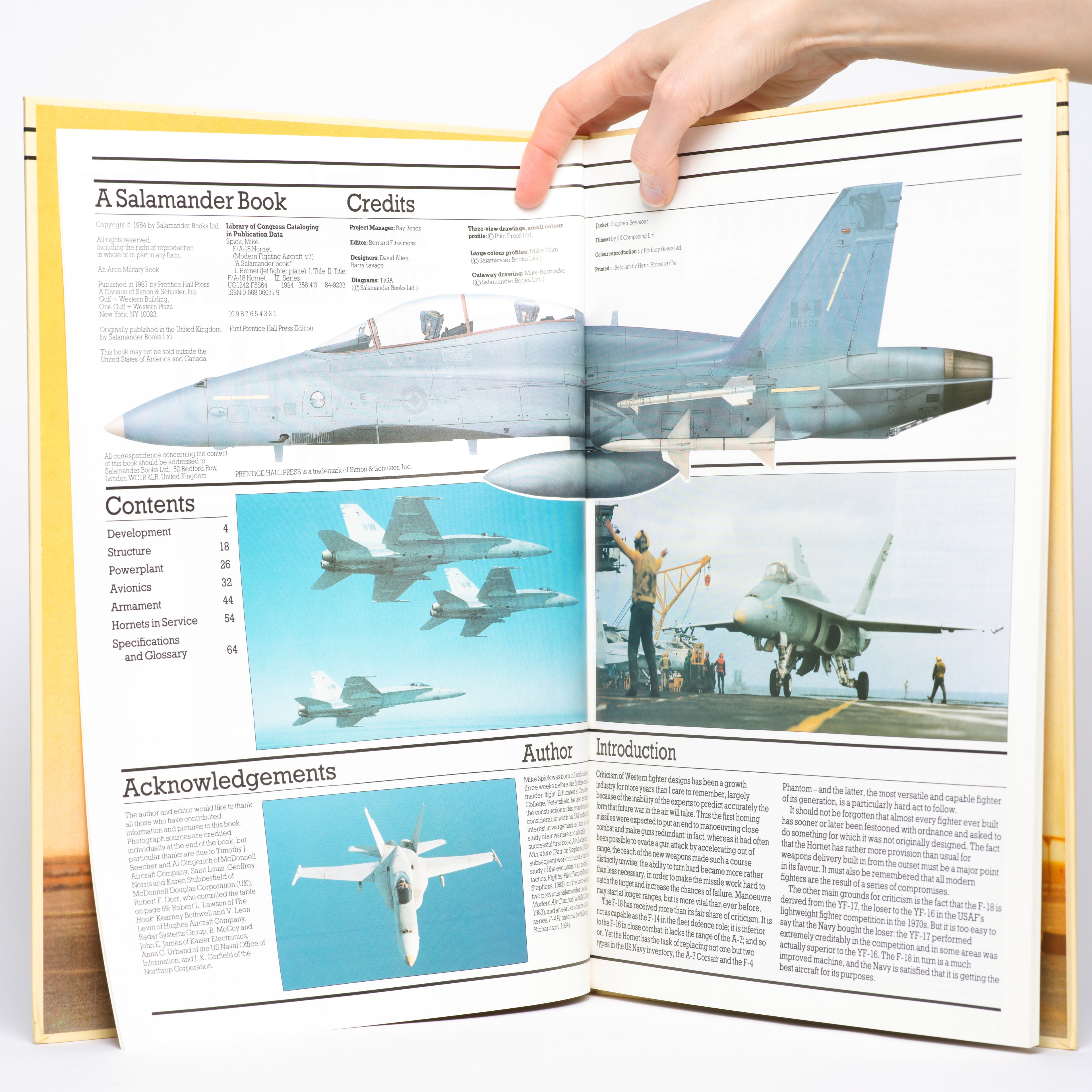 F/A-18 Hornet (Modern Fighting Aircraft, Volume 7) - Spick, Mike