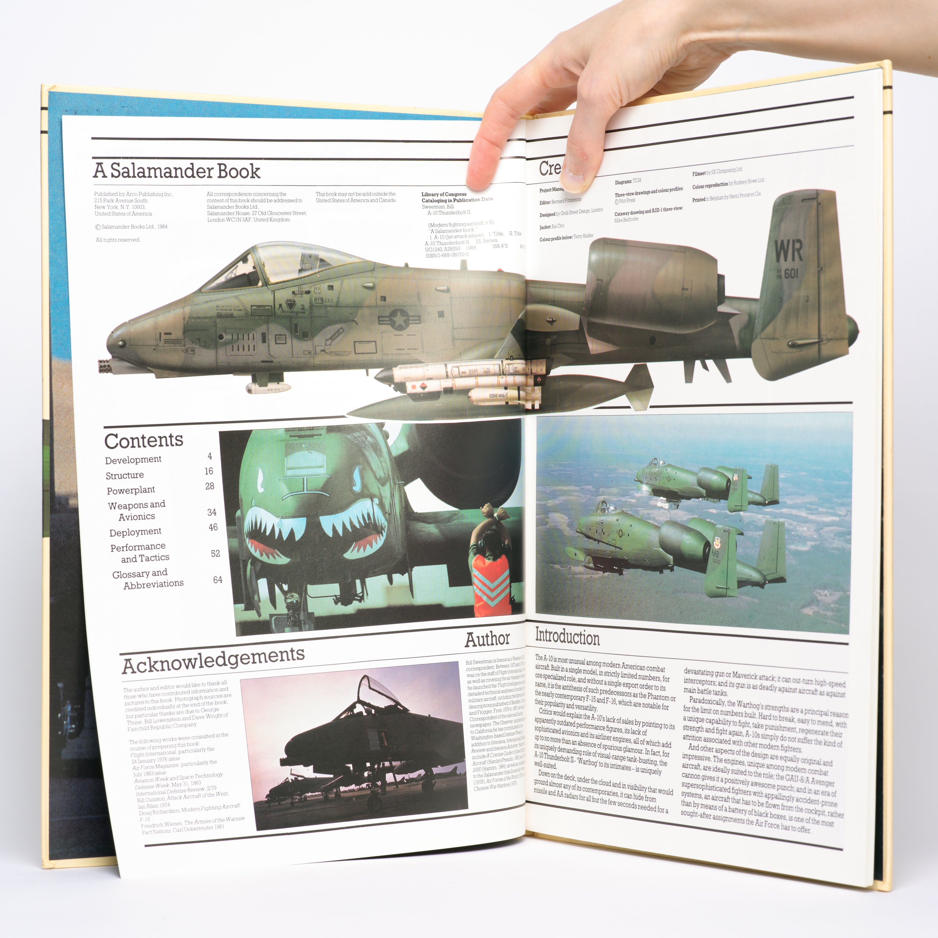 A-10 Thunderbolt II (Modern Fighting Aircraft, Volume 6) - Sweetman, Bill