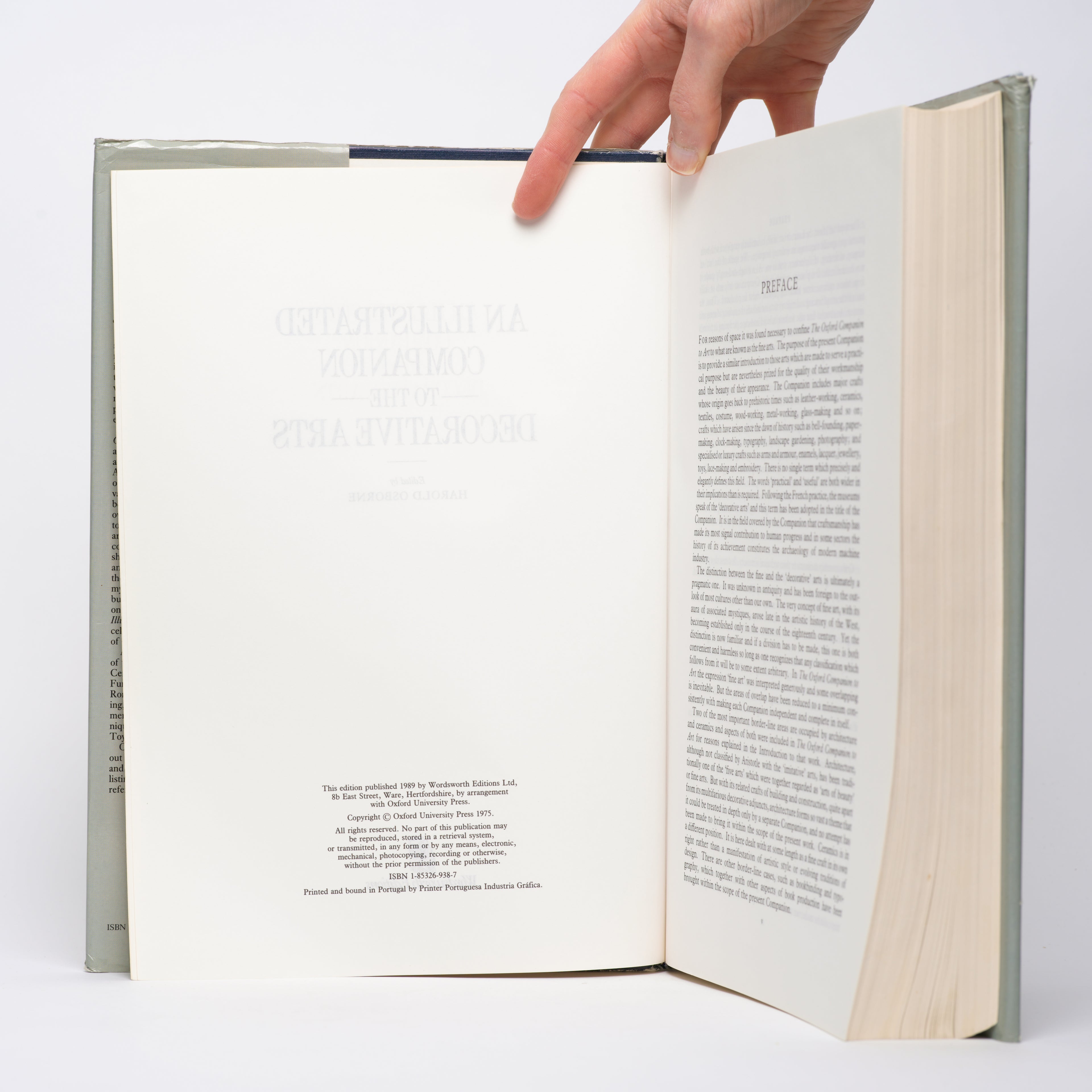 An Illustrated Companion to the Decorative Arts - Osborne, Harold (editor)