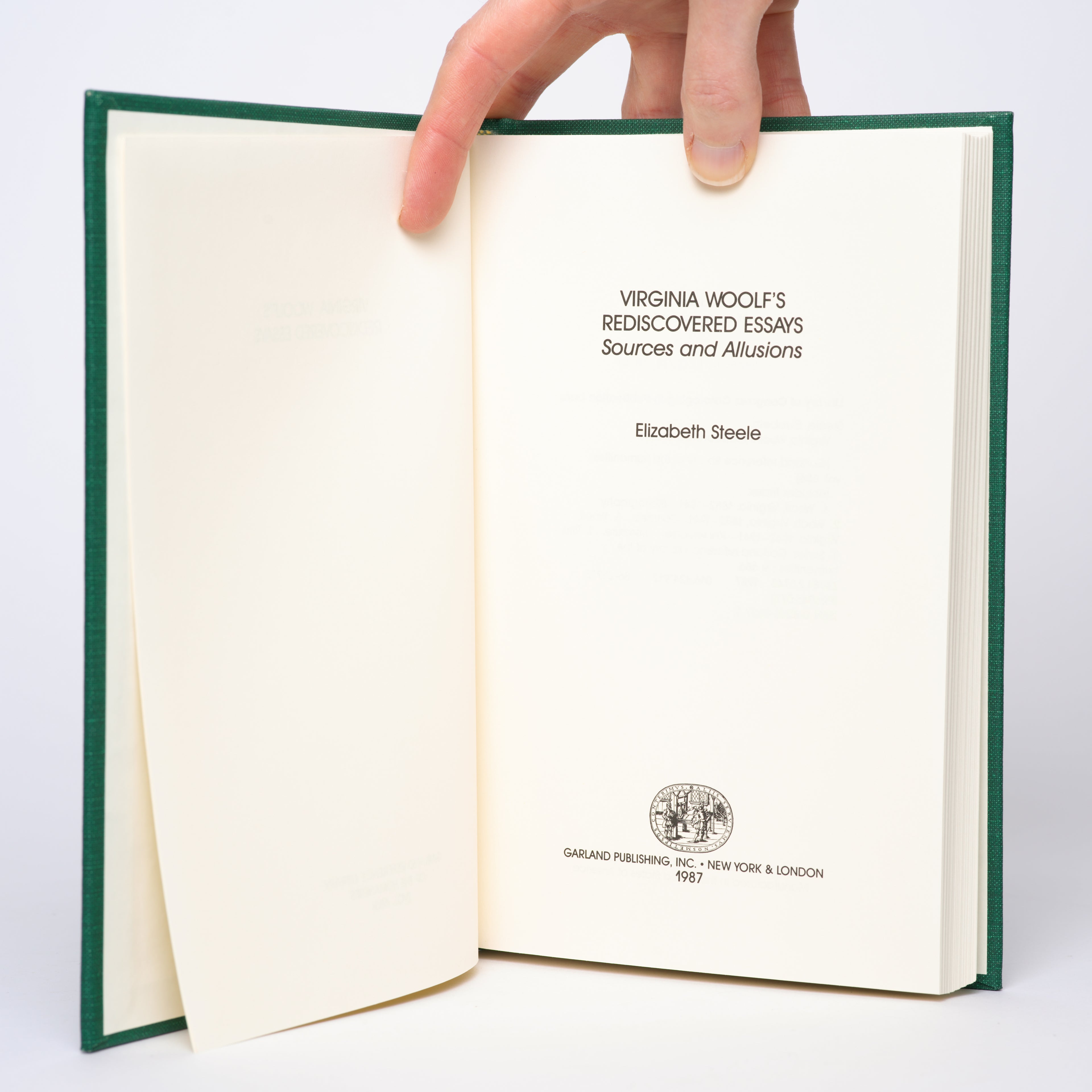 Virginia Woolf's Rediscovered Essays: Sources and Allusions (Garland Reference Library of the Humanities) - Steele, Elizabeth