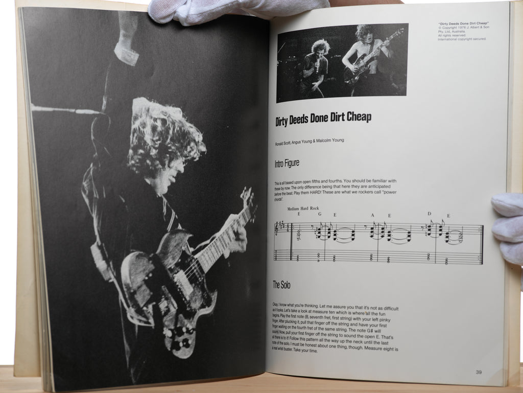 Original Angus Young: An Annotated Guide to the Guitar Technique of Angus Young - Funaro, Arti
