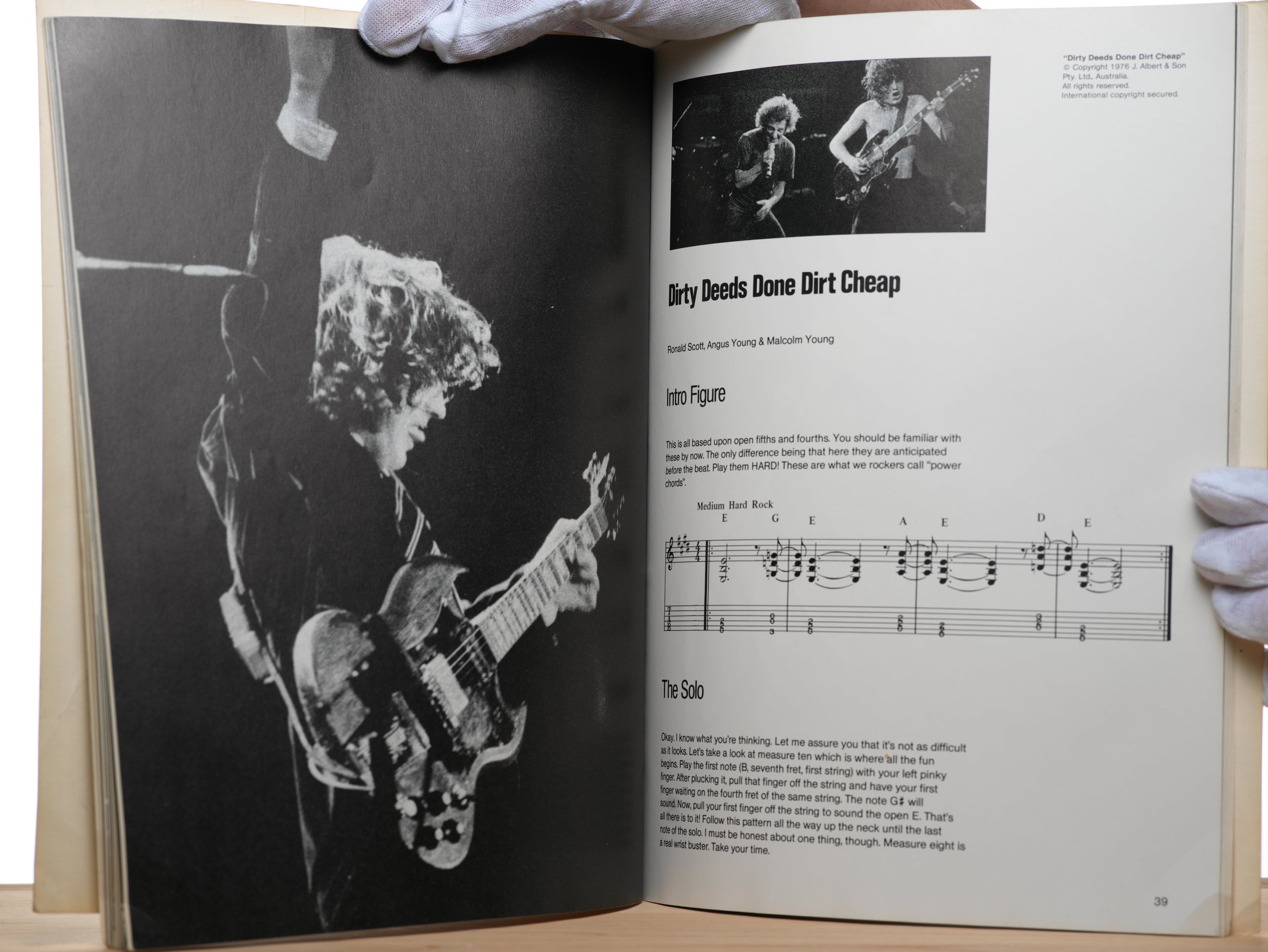 Original Angus Young: An Annotated Guide to the Guitar Technique of Angus Young - Funaro, Arti